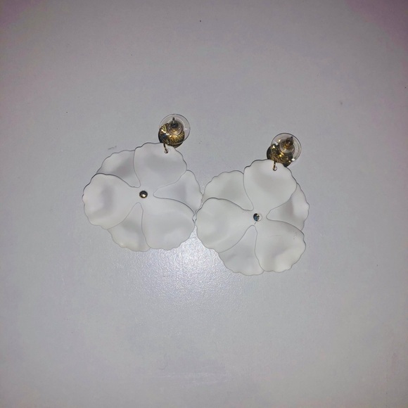 ⭐️LAST PAIR⭐️ Armora’s | White Flower Earrings - Picture 3 of 3